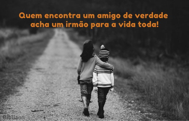 Imagem de 2 crianças andando abraçadas no caminho - Quem encontra um amigo acha um irmão para a vida toda