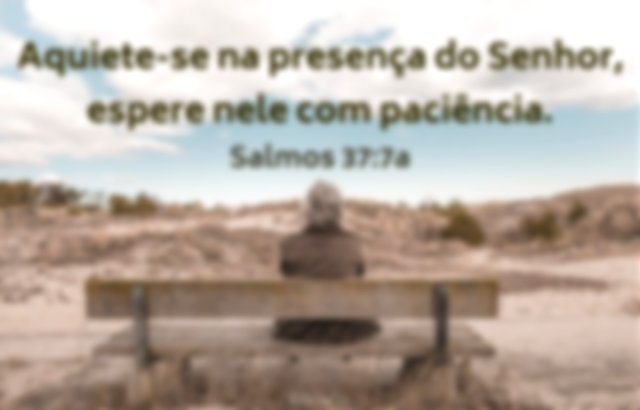 Imagem pessoa sentada de costas num banco de madeira - Espere em Deus com paciência - Salmos 37:7a