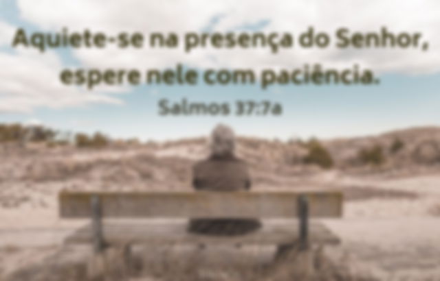 Imagem pessoa sentada de costas num banco de madeira - Espere em Deus com paciência - Salmos 37:7a