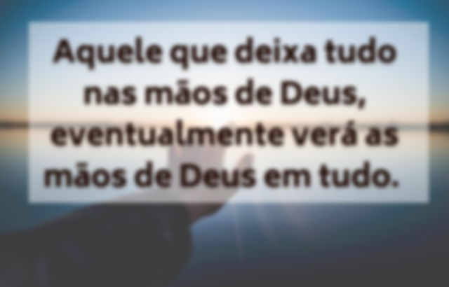 Aquele que deixa tudo nas mãos de Deus verá a Sua mão em tudo - Imagem mão estendida, fundo horizonte sol se pondo