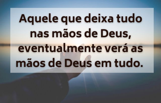 Aquele que deixa tudo nas mãos de Deus verá a Sua mão em tudo - Imagem mão estendida, fundo horizonte sol se pondo