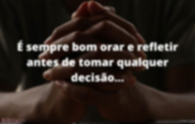 Imagem de fundo mãos entrelaçadas em oração - É sempre bom orar e refletir antes de tomar decisão.
