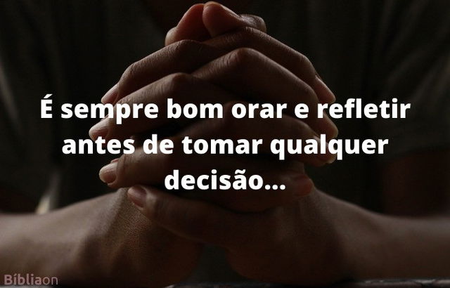 Imagem de fundo mãos entrelaçadas em oração - É sempre bom orar e refletir antes de tomar decisão.