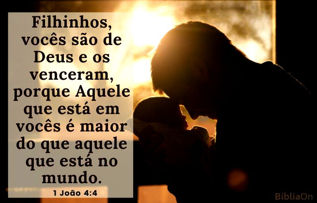 Maior é o que está em vocês do que o que está no mundo - Imagem Pai segurando um bebê - 1 João 4:4