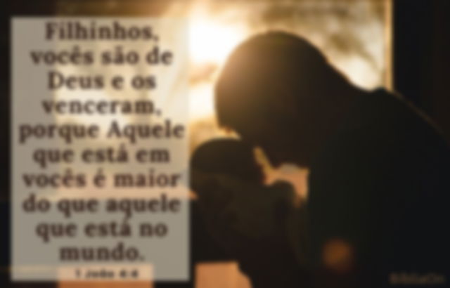 Maior é o que está em vocês do que o que está no mundo - Imagem Pai segurando um bebê - 1 João 4:4