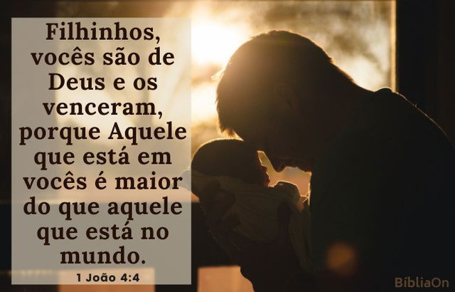Maior é o que está em vocês do que o que está no mundo - Imagem Pai segurando um bebê - 1 João 4:4