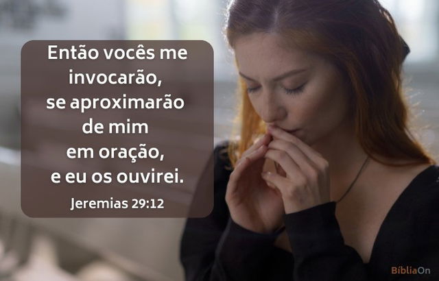 Então vocês me invocarão, se aproximarão de mim em oração e eu os ouvirei - Jeremias 29:12 - Imagem de mulher orando
