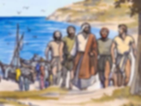 Jesus seguido por alguns homens, no fundo barcos cheios de peixes e o mar