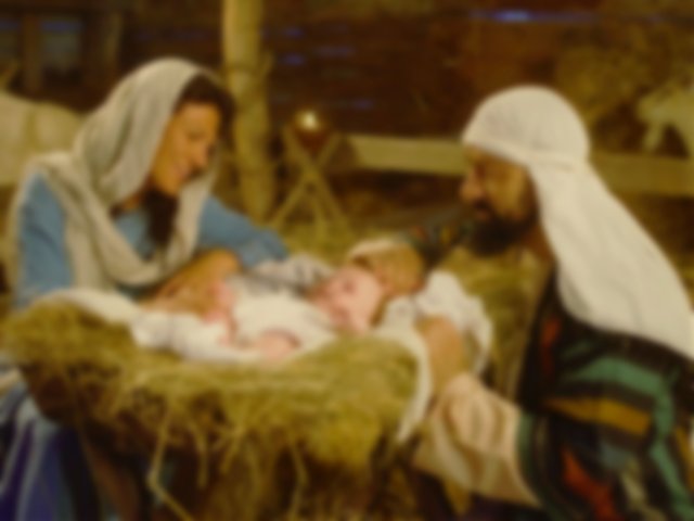 Nascimento de Jesus - Bebe deitado na manjedoura, ao lado Maria e José