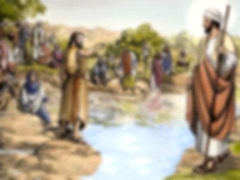 João no rio junto de uma multidão aponta para Jesus