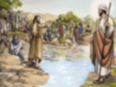 João no rio junto de uma multidão aponta para Jesus