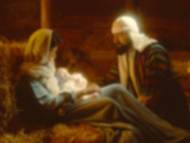 Casal ao lado do bebe Jesus deitado na manjedoura