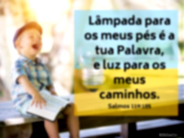 Criança sentada lendo a bíblia, sorriso - Salmos 119:105 Lâmpada para os meus pés é a tua Palavra