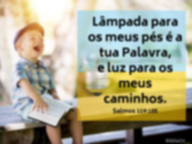 Criança sentada lendo a bíblia, sorriso - Salmos 119:105 Lâmpada para os meus pés é a tua Palavra
