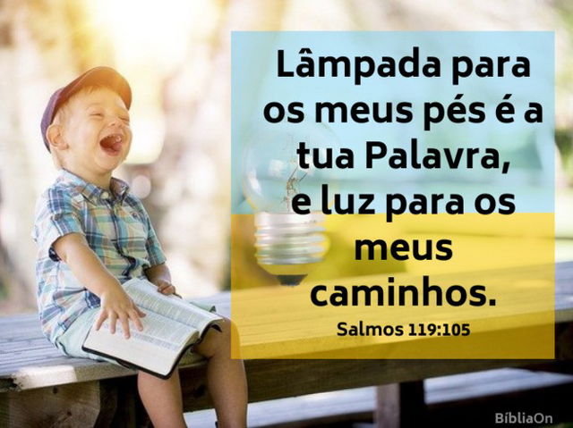 Criança sentada lendo a bíblia, sorriso - Salmos 119:105 Lâmpada para os meus pés é a tua Palavra