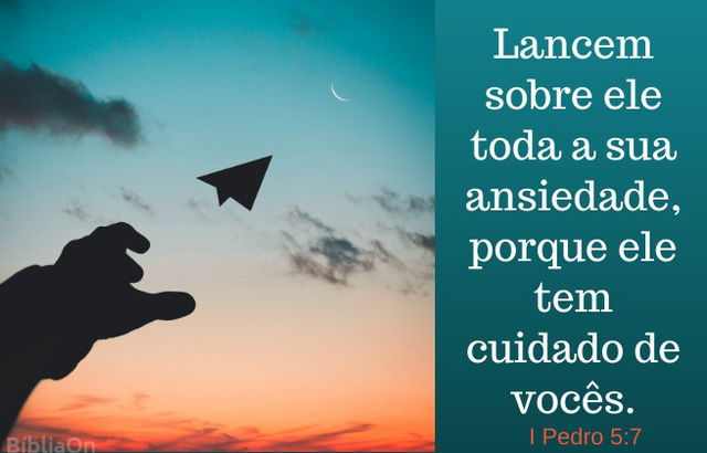 Imagem mão lançando avião papel para o céu - Versículo 1 Pedro 5:7 - Lancem sobre ele toda ansiedade, porque ele tem cuidado de vocês