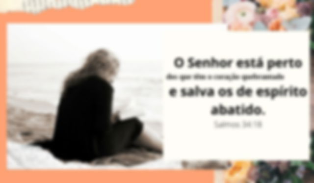 O Senhor está perto de quem tem o coração quebrantado - Salmo 34:18 - imagem mulher sentada com a bíblia na mão