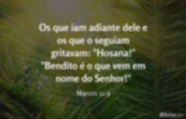 Os que iam adiante dele e os que o seguiam gritavam: Hosana!