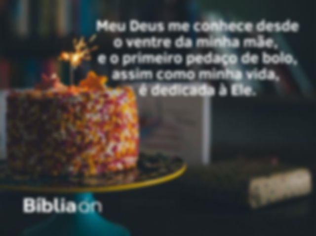 Um bolo de aniversário, em cima de uma mesa. Ao redor tem várias caixas de presente. O texto da imagem diz: Meu Deus me conhece desde o ventre da minha mãe, e o primeiro pedaço de bolo, assim como minha vida, é dedicada à Ele.