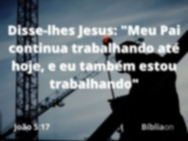 Um prédio sendo construído, rodeado de andaimes. Imagem contém o versículo de João cinco dezessete, Jesus disse meu pai continua trabalhando até hoje e eu também estou trabalhando.