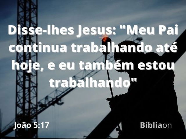 Um prédio sendo construído, rodeado de andaimes. Imagem contém o versículo de João cinco dezessete, Jesus disse meu pai continua trabalhando até hoje e eu também estou trabalhando.