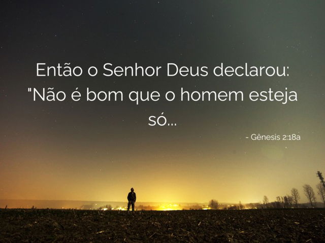 Versículo Gênesis 2:18 - Silhueta homem sob a luz do pôr do sol