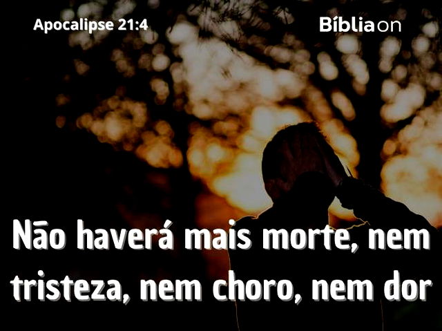 Homem em pé com as duas mãos no rosto, em sofrimento.  Atrás dele, árvores e um pôr do sol.  Versículo da imagem: “Não haverá mais morte, nem tristeza, nem choro, nem dor” de Apocalipse capítulo, versículo quatro.