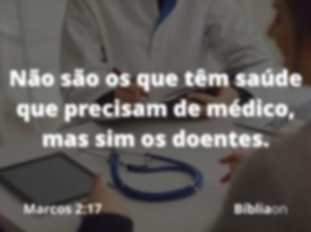 Um casal se encontrando com um médico, há um estetoscópio e um tablet na mesa. Versículo da imagem é Marcos dois dezessete, que diz Não são os que têm saúde que precisam de médico, mas sim os doentes. Eu não vim para chamar justos, mas pecadores.