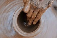 Somos vasos de barro na mão do oleiro (significado bíblico)