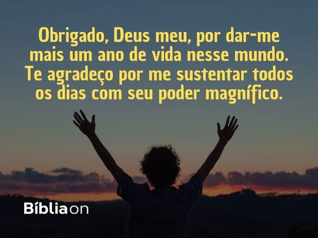 Uma mulher com camisa branca e os dois braços levantados, ao fundo o céu aberto com um pôr do sol. Texto escrito na tela: Obrigado, Deus meu, por dar-me mais um ano de vida nesse mundo. Te agradeço por me sustentar todos os dias com seu poder magnífico.