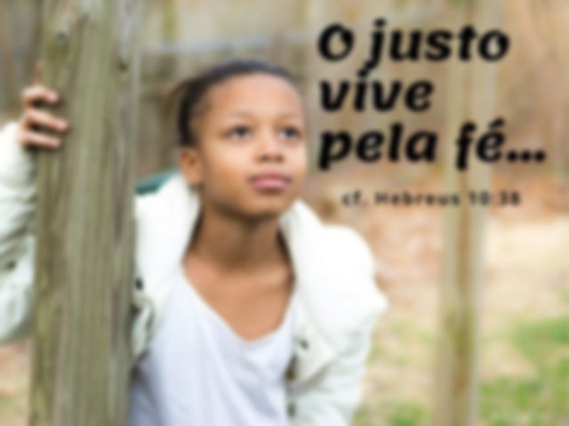 Menina olhando para o céu - O justo vive pela fé - Hebreus 10:38