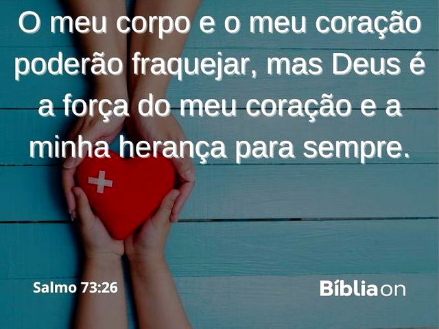 Ao fundo, uma mesa azul. Em cima, um coração vermelho de pelúcia, com as mãos de uma mãe e uma criança envolvendo o coração. Versículo da imagem é do Salmo setenta e três, versículo vinte e seis, que diz: O meu corpo e o meu coração poderão fraquejar, mas Deus é a força do meu coração e a minha herança para sempre.