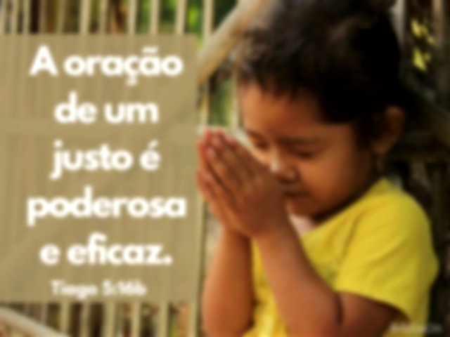 Imagem de uma criança orando, mãos unidas, ao fundo cerca de madeira - Versículo Tiago 5:16b