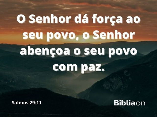 Paisagem de montanhas com um grande vale entre elas, coberta por uma névoa matinal. Versículo da imagem é do Salmo vinte e nove, versículo onze, que diz: O Senhor dá força ao seu povo, o Senhor abençoa o seu povo com paz.