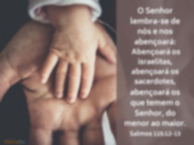 O Senhor abençoará os que o temem, do menor ao maior. Salmos 115:12-13 - Imagem mão de um bebê sobre mão adulto
