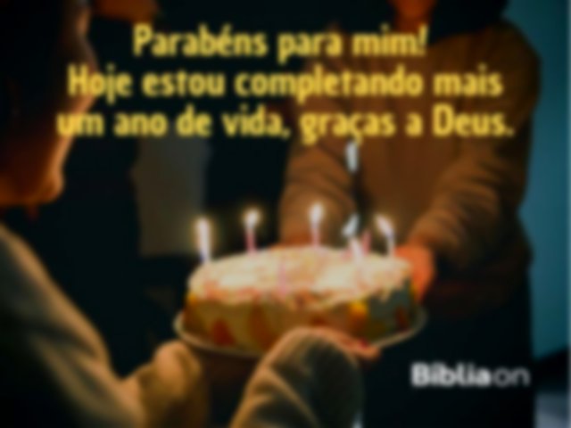 Uma pessoa entregando um bolo de aniversário com velas acesas para outra pessoa. Texto na tela diz: Parabéns para mim! Hoje estou completando mais um ano de vida, graças a Deus.