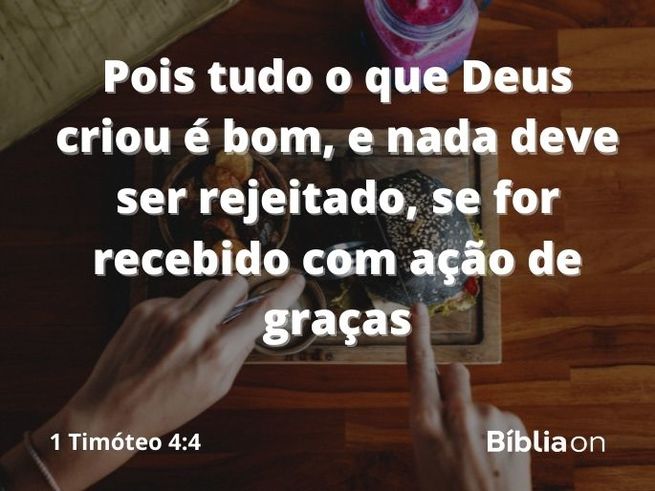 A imagem mostra uma mesa, vista de cima, com uma pessoa cortando um hamburguer ao meio. Versículo bíblico de primeira carta a Timóteo, capítulo quatro verso quatro e cinco, que diz: Pois tudo o que Deus criou é bom, e nada deve ser rejeitado, se for recebido com ação de graças, pois é santificado pela palavra de Deus e pela oração.