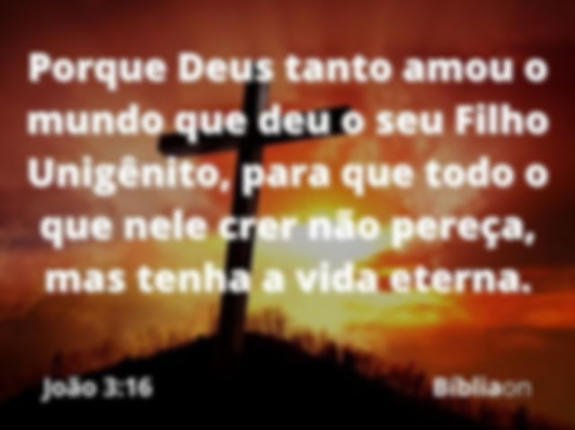 Uma cruz cravada em um monte, com um pôr do sol avermelhado atrás. Versículo é João três dezesseis, que diz: Porque Deus tanto amou o mundo que deu o seu Filho Unigênito, para que todo o que nele crer não pereça, mas tenha a vida eterna.