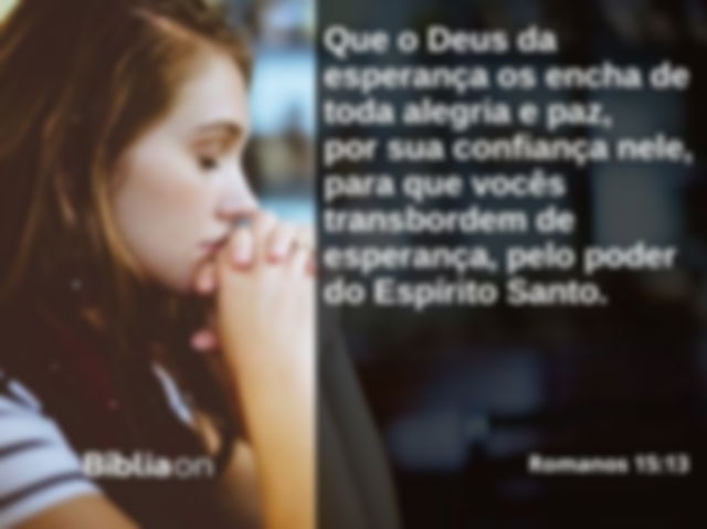 Uma mulher dentro de uma igreja, vista de lado, ajoelhada e com as mãos juntas, de olhos fechados em oração. Texto da imagem é da carta aos Romanos, capítulo quinze, verso treze, que diz: Que o Deus da esperança os encha de toda alegria e paz, por sua confiança nele, para que vocês transbordem de esperança, pelo poder do Espírito Santo.