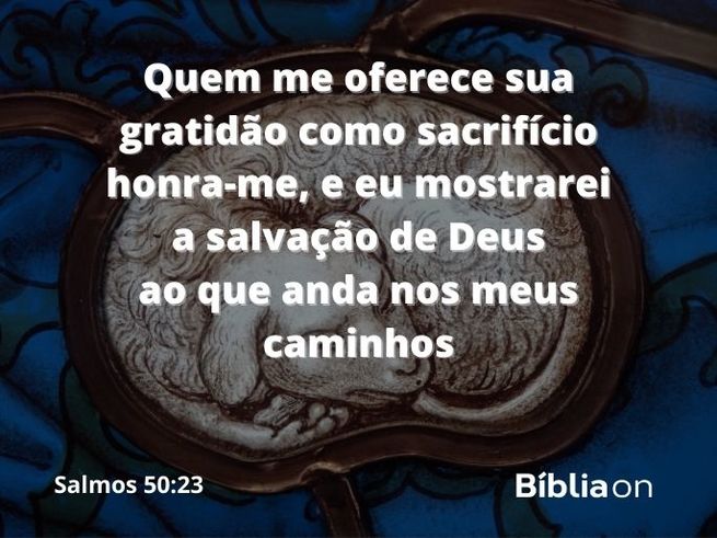 Uma iluminura de um cordeiro deitado no centro da imagem. Texto bíblico é de Salmo cinquenta, verso vinte e três, que diz: Quem me oferece sua gratidão como sacrifício honra-me, e eu mostrarei a salvação de Deus ao que anda nos meus caminhos.