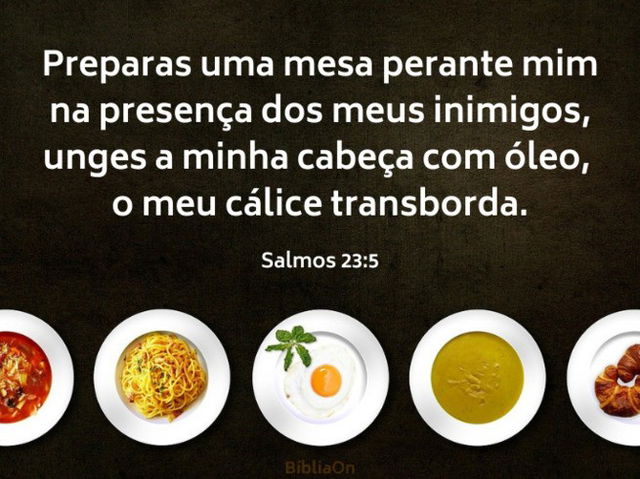 Imagens de pratos com refeições, fundo escuro e versículo - Salmo 23:5