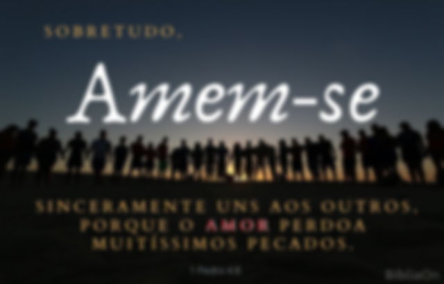 Pessoas unidas de mãos dadas - Versículo 1 pedro 4:8 - Sobretudo amem-se sinceramente uns aos outros...