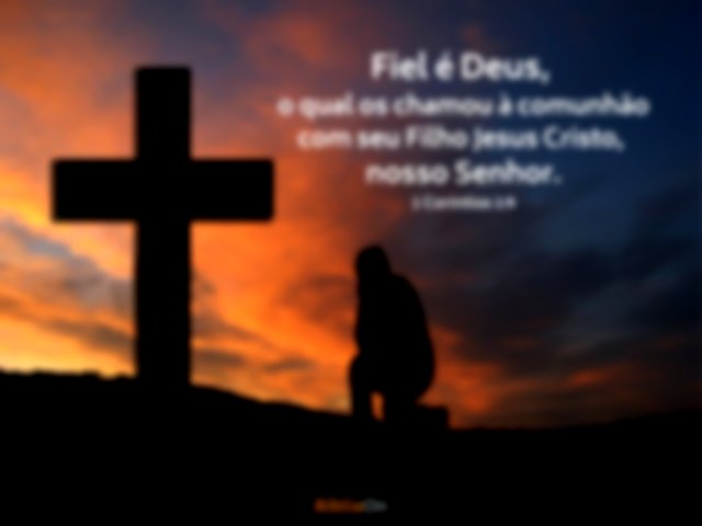 Fiel é Deus que nos chamou para comunhão com Jesus Cristo... 1 Coríntios 1:9 - Silhueta pessoa ajoelhada diante da cruz
