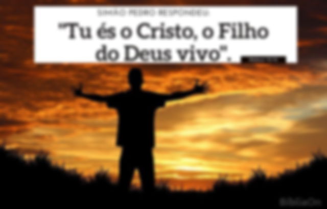 Imagem homem ao pôr do sol, rendição, mãos levantadas ao céu - Versículo Mateus 16:16 - Tu és o Cristo, o Filho do Deus Vivo -